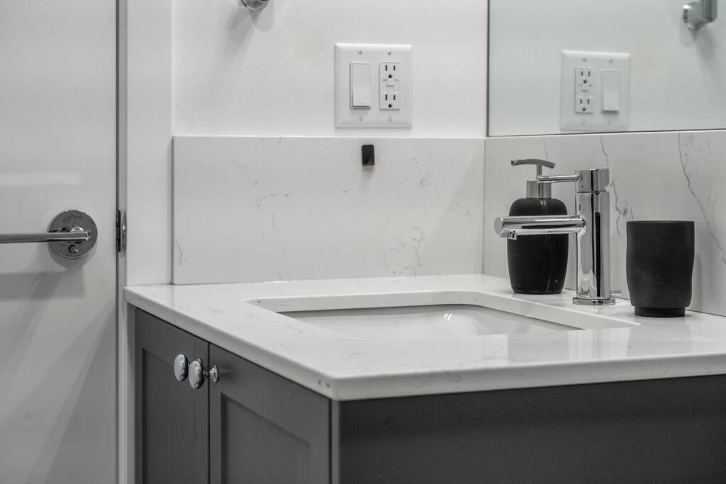 Chic 1Br Kensington Unit W/Parking Appartement YYC Buitenkant foto