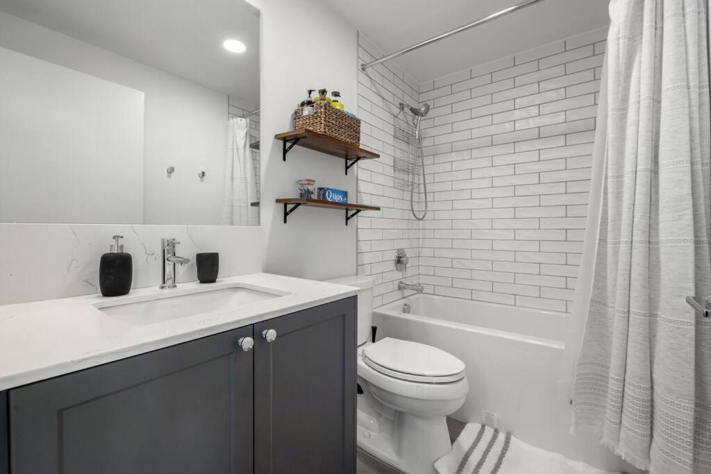 Chic 1Br Kensington Unit W/Parking Appartement YYC Buitenkant foto